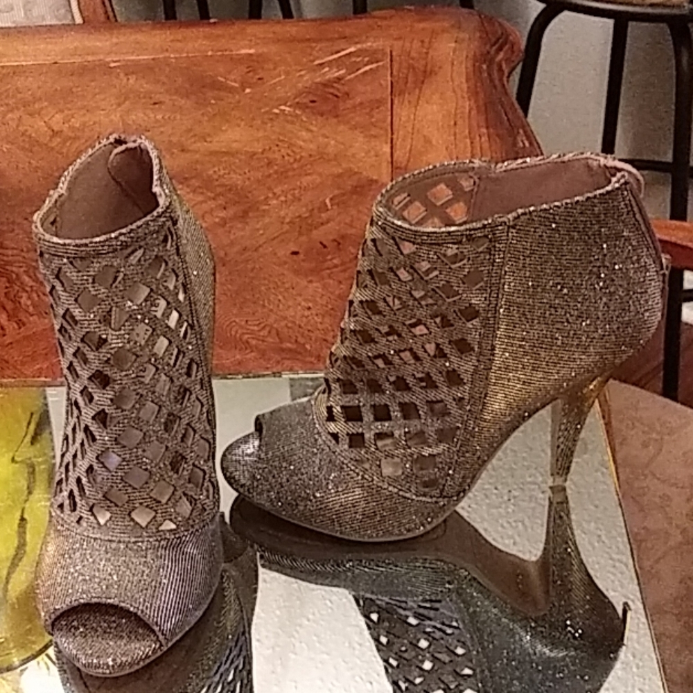 Shoes - Picture 2 of 4